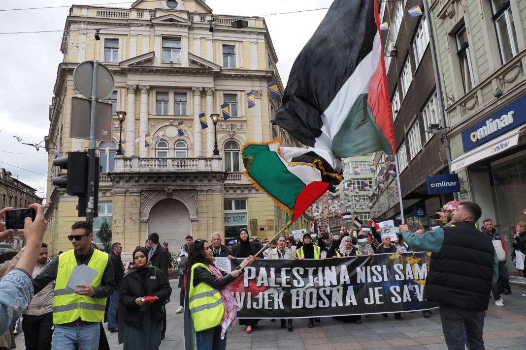 Londra ve Saraybosna'da İsrail protestosu! Binlerce kişi sokaklara döküldü 33